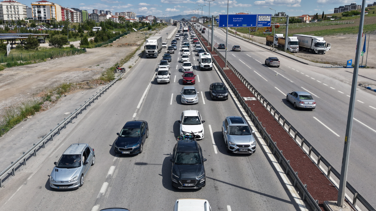 Tatilin Son Gününde Dönüş Yoğunluğu! Trafik Kilitlendi (1) Malatyahaber
