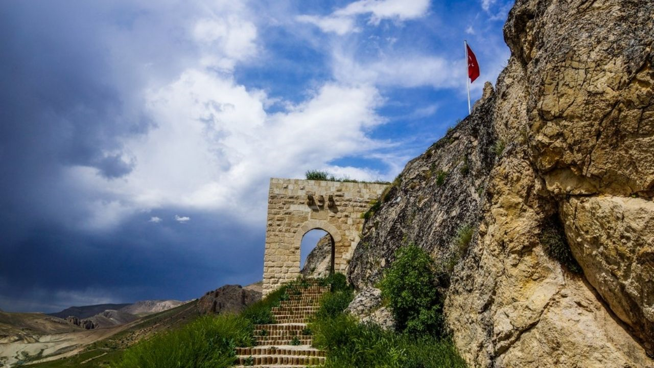 Altı Uçurum, Arkası Mezarlık, Girişi Dağ Darende’nin Zirvesindeki Kadim Kilit! (3) Malatyahaber-1