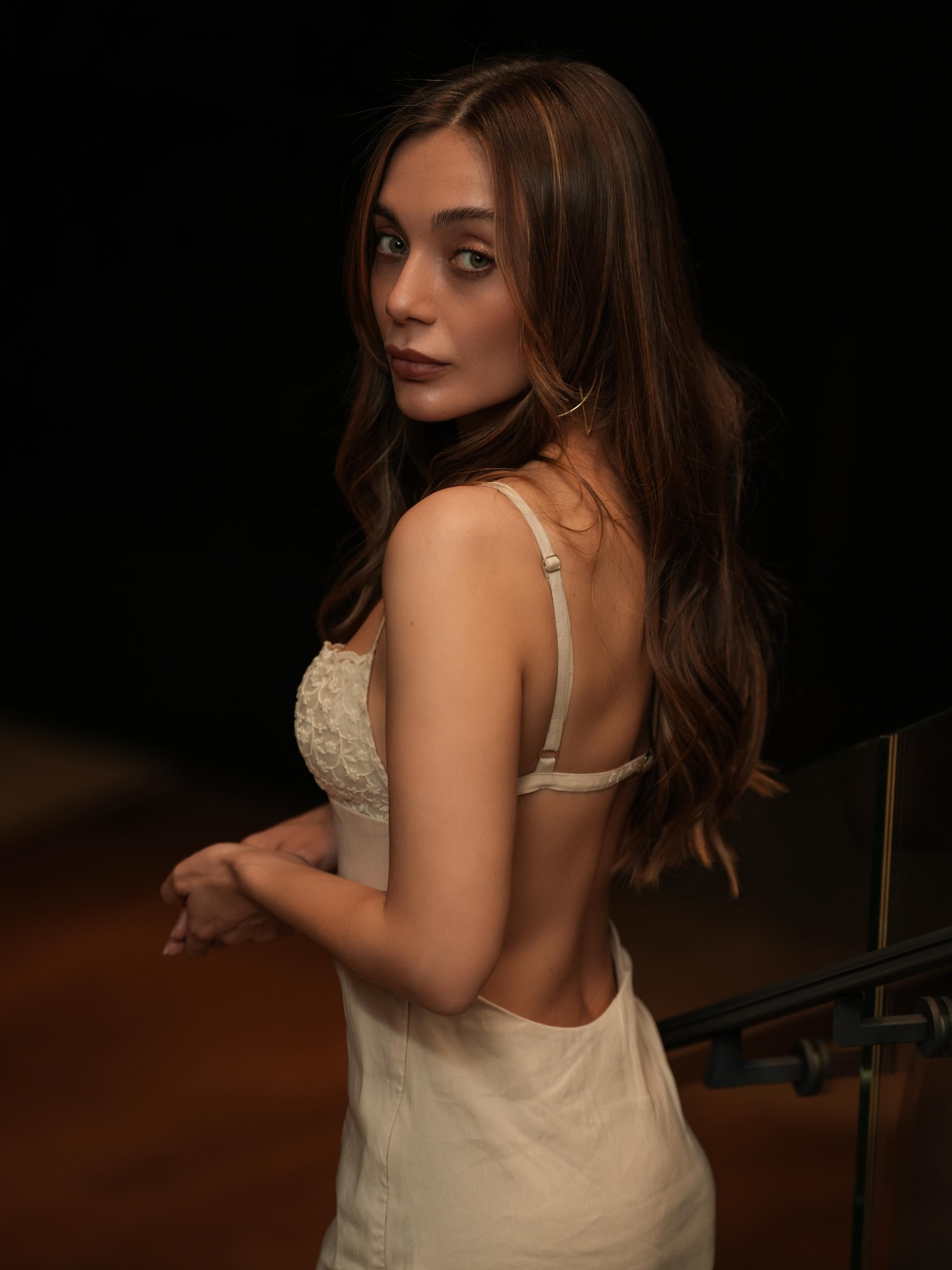 Damla Sönmez (18)
