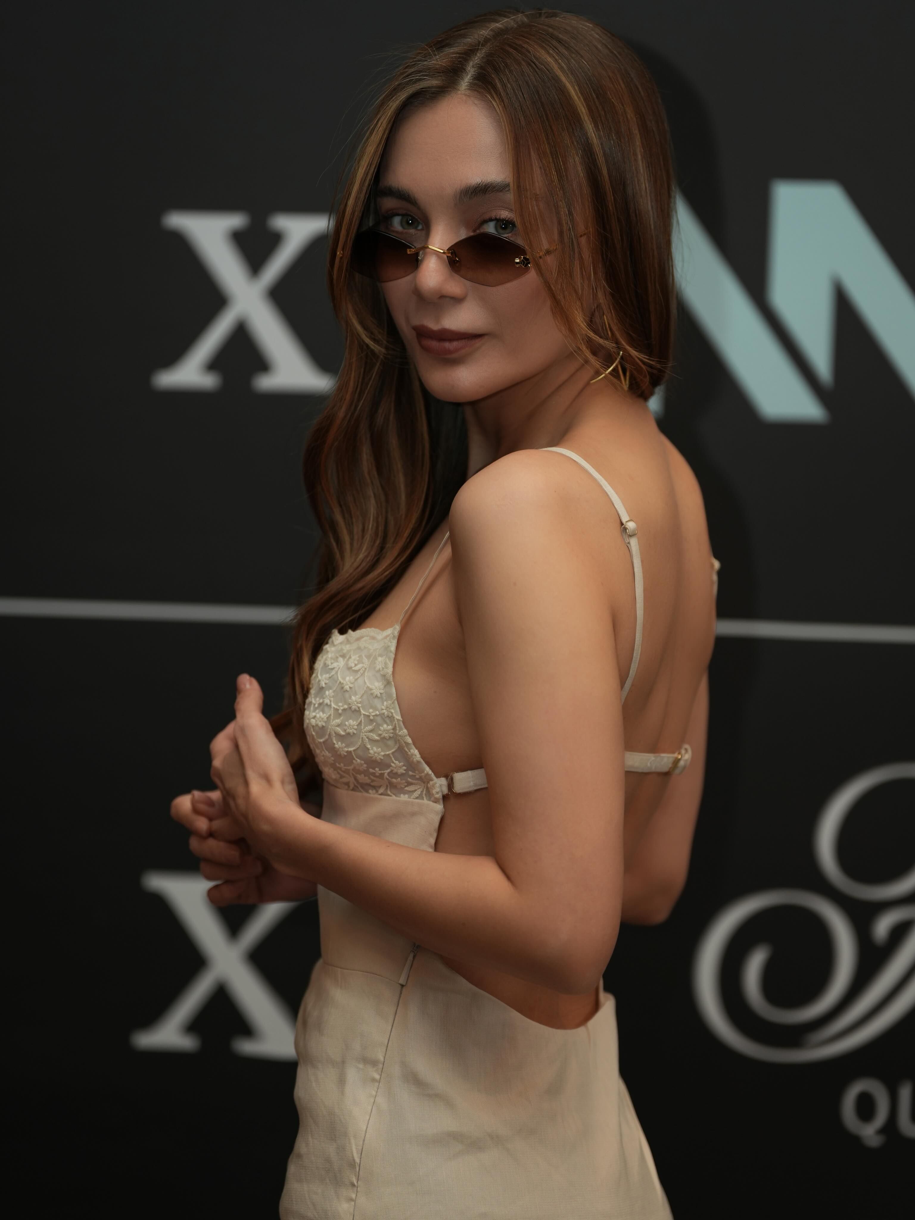 Damla Sönmez (19)