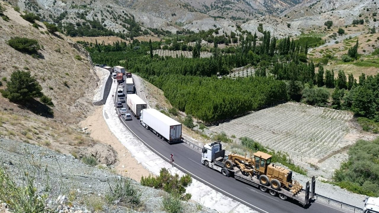 Erkenek Mevkiinde Trafik Felç! Çekici Bariyerlerde Askıda Kaldı (1) Malatyahaber