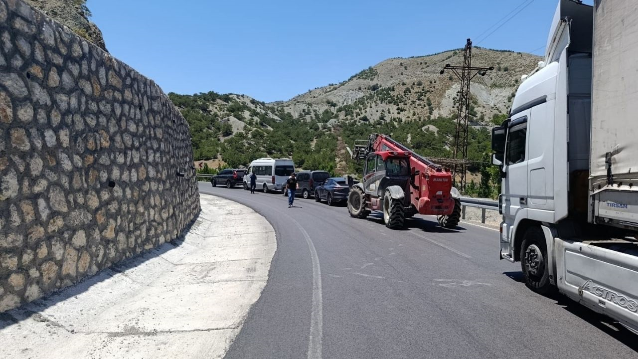Erkenek Mevkiinde Trafik Felç! Çekici Bariyerlerde Askıda Kaldı (2) Malatyahaber