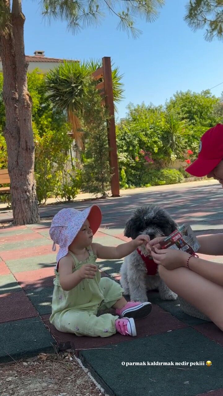 Gizem Karaca Kızı Ve Köpeği (1)