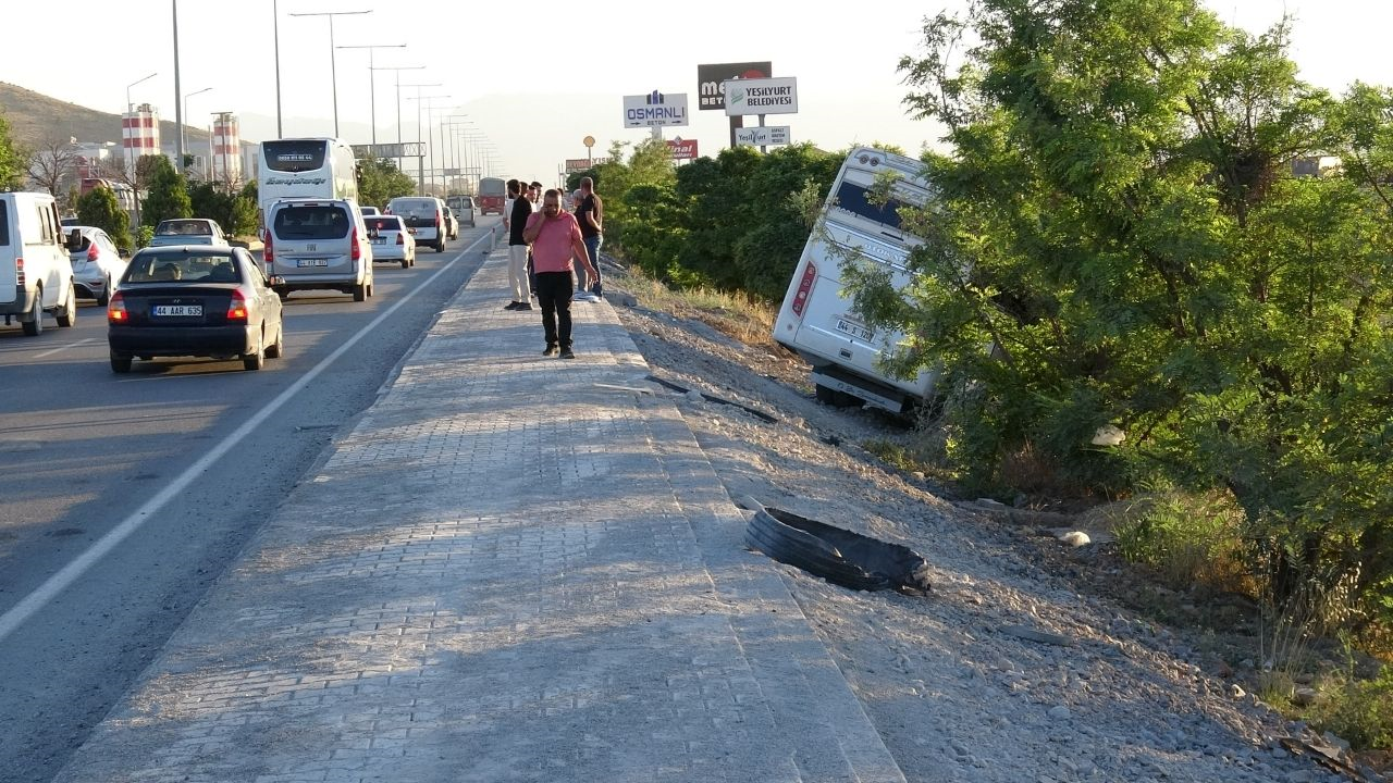 Malatya Maski̇ Mevkiinde Servis Aracı Şarampole Devrildi 5 Yaralı! (2) Malatyahaber