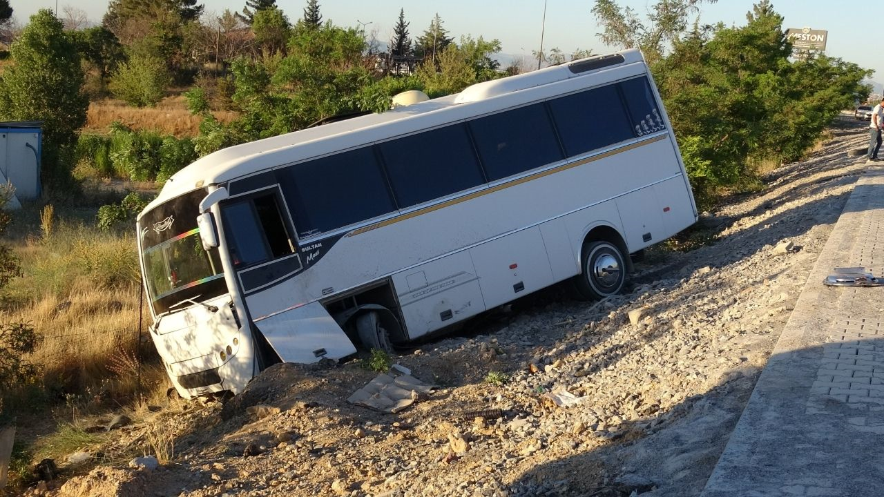 Malatya Maski̇ Mevkiinde Servis Aracı Şarampole Devrildi 5 Yaralı! (3) Malatyahaber