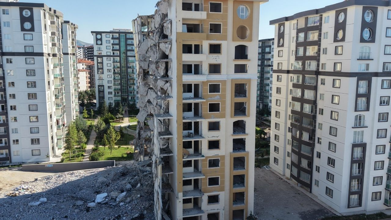 Malatya’da Görülmemiş Olay Makineler Kıramadı, Yıkım Resmen Durdu! (2) Malatyahaber