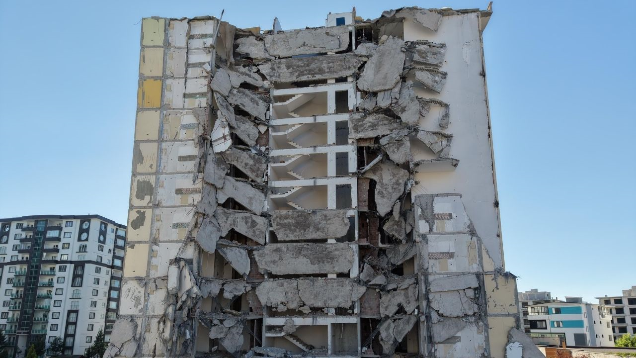 Malatya’da Görülmemiş Olay Makineler Kıramadı, Yıkım Resmen Durdu! (3) Malatyahaber