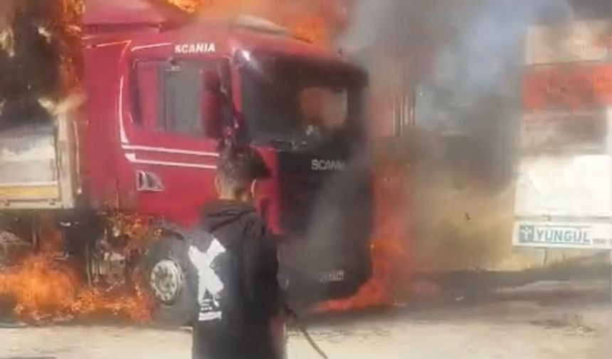 Malatya'da Saman Yüklü Tir Alev Alev Yandı (2)
