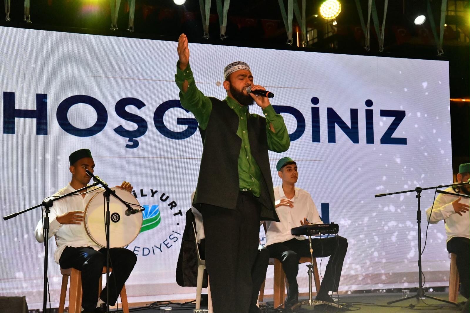 Malatya’da Telefon Işıkları Parkı Aydınlattı Celal Karatüre Konserinde Görülmemiş Çoşku! (2)