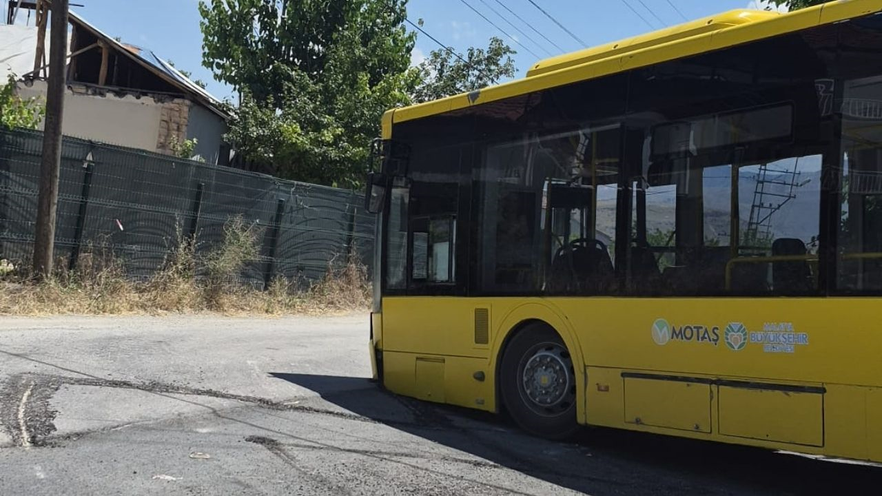 Malatya’da Trajikomik Hata! Motaş Otobüsü Asfalt Yüzünden Havada Kaldı (1) Malatyahaber