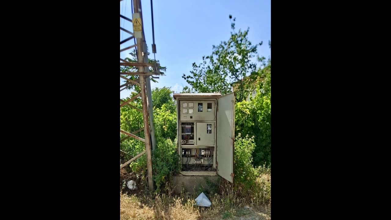 Okul Yolunda Faciaya Davetiye! Elektrik Panoları Aylardır Açık Bekliyor (2) Malatyahaber