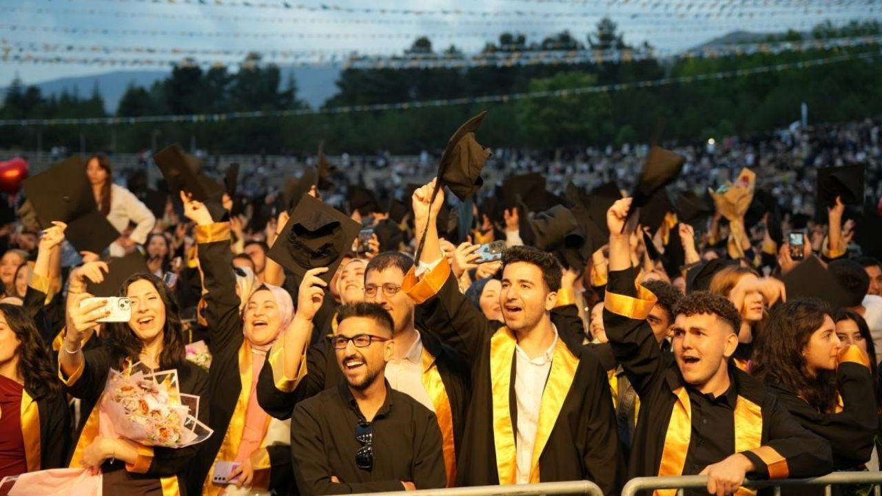 Savaştan Kaçtı, Malatya’da Birinci Oldu! İnönü Üniversitesinde Tarihi Mezuniyet (2) Malatyahaber