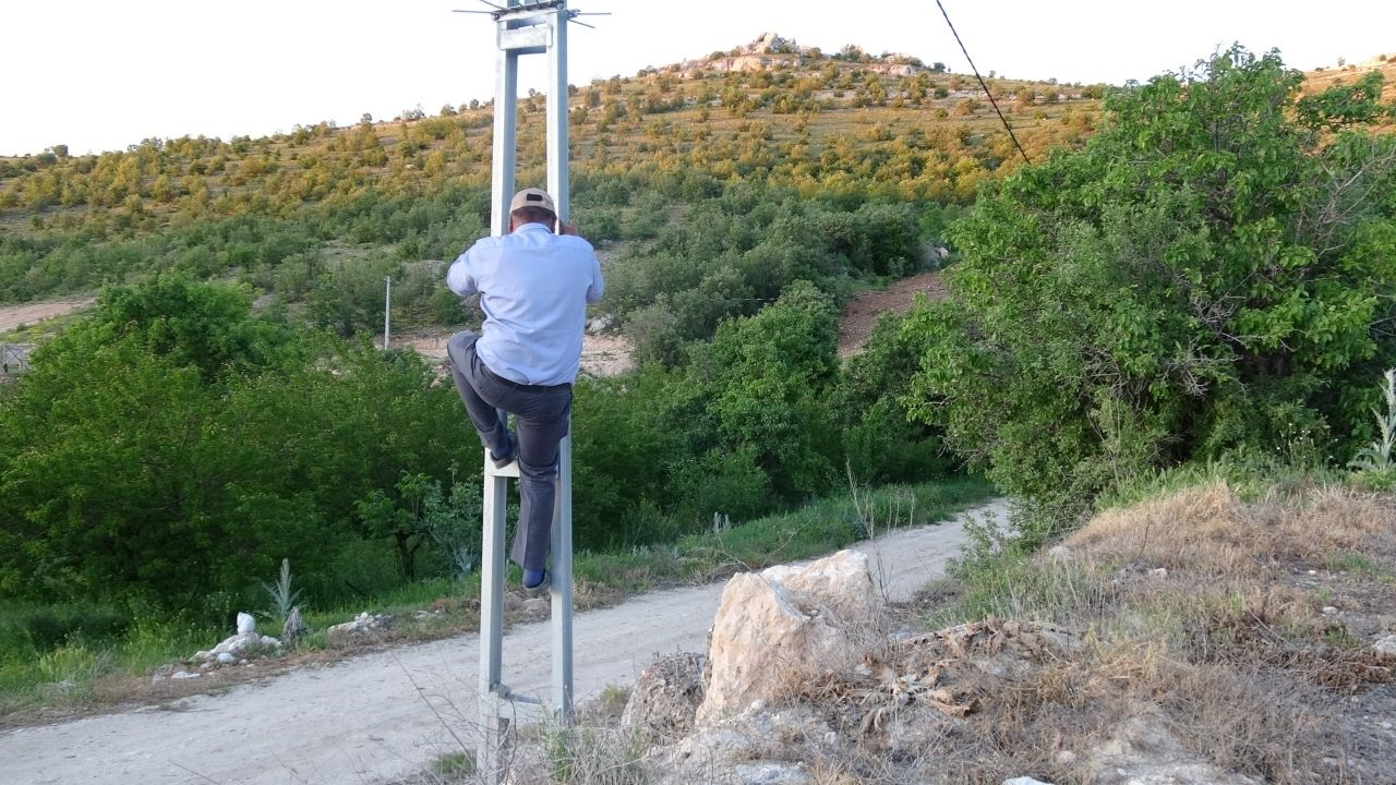 Türkiye 5G’ye Geçti, Akçadağ Halen Telefon Çeksin Diye Direklere Tırmanıyor (5) Malatyahaber