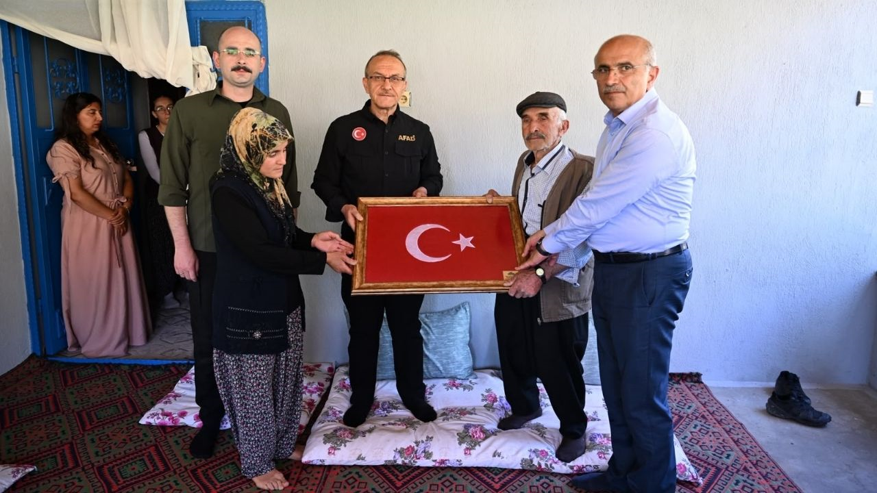 Vali Yavuz Yine Gönülleri Fethetti Şehidin Kabri Başındaki O Hareketi Takdir Topladı (2) Malatyahaber