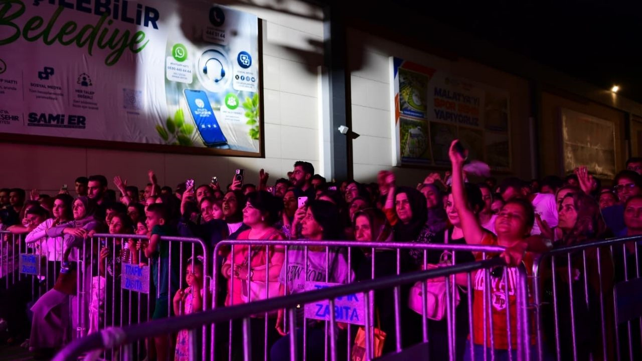 Coşku, Hüzün Ve Fahri Kayahan! Malatya Dün Gece Hem Halay Çekti Hem Gözyaşı Döktü (3) Malatyahaber