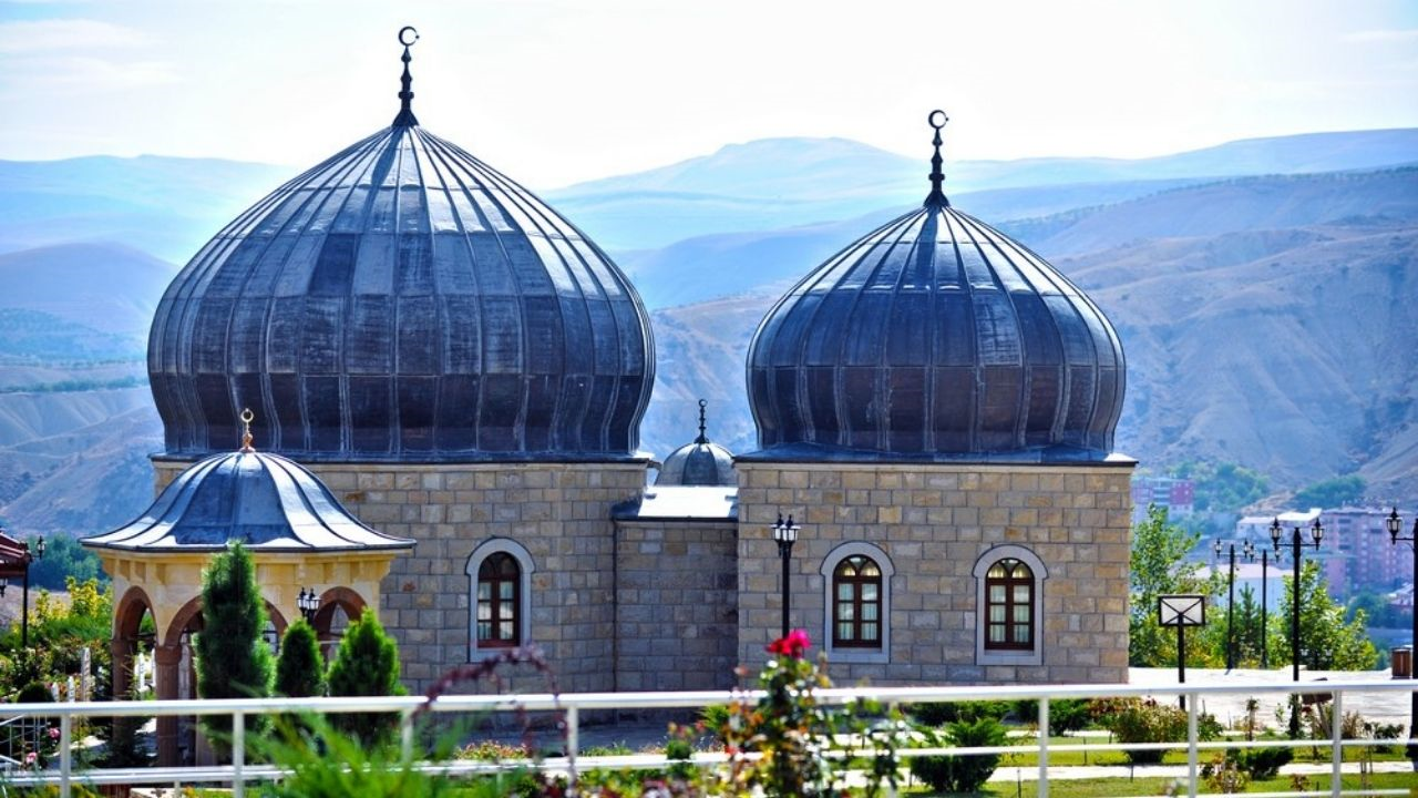 Darende’deki Bu Türbe Kerbela’yı Hatırlatıyor! İşte Arkasındaki Mimari Sır (1) Malatyahaber