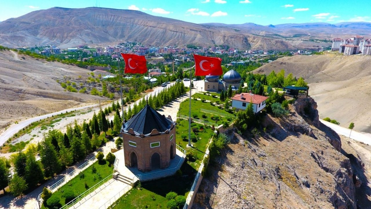 Darende’deki Bu Türbe Kerbela’yı Hatırlatıyor! İşte Arkasındaki Mimari Sır (4) Malatyahaber