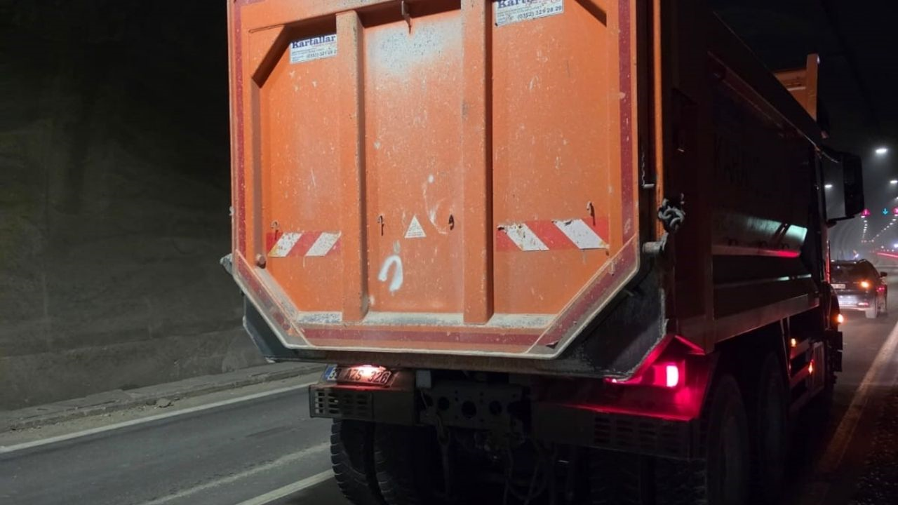 Erkenek Tüneli’nde Karayolları Kamyonu Kazaya Karıştı (1) Malatyahaber