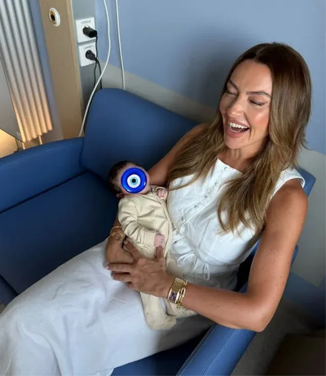 Hadise Ve Bebek 1