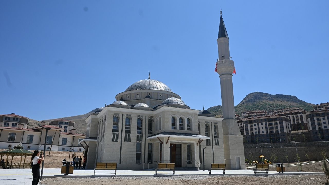 Malatya Çamurlu Akoğuz'da Dağları Peynir Gibi Biçen 1.5 Yıllık Mücadele Tam 4 Bin 359 Anahtar Teslim Edildi! (4)
