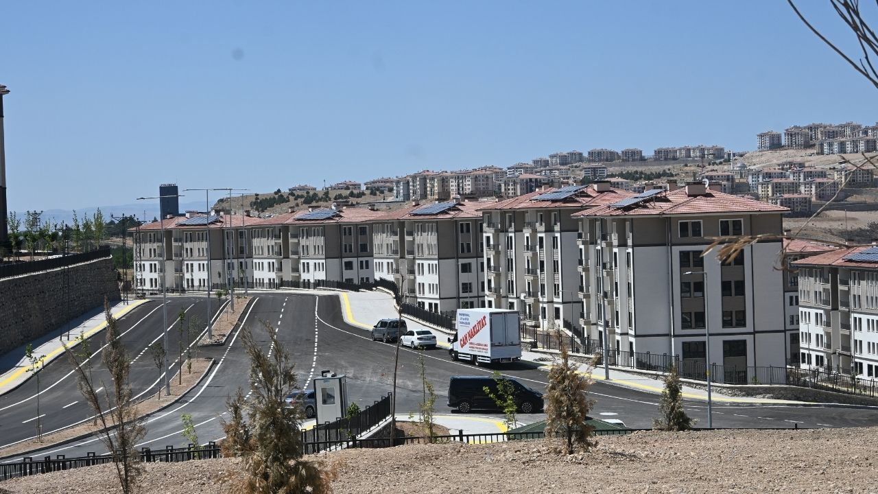 Malatya Çamurlu Akoğuz'da Dağları Peynir Gibi Biçen 1.5 Yıllık Mücadele Tam 4 Bin 359 Anahtar Teslim Edildi! (6)-1
