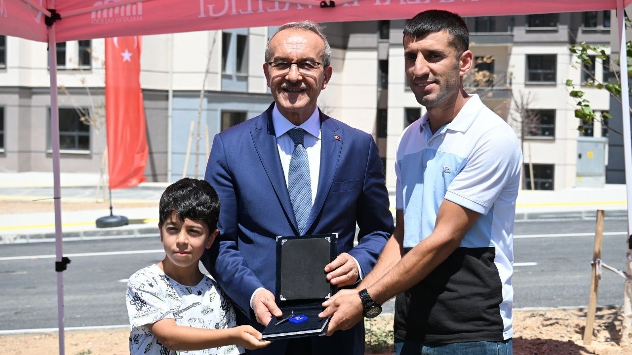 Malatya Çamurlu Akoğuz'da Dağları Peynir Gibi Biçen 1.5 Yıllık Mücadele Tam 4 Bin 359 Anahtar Teslim Edildi! (9)