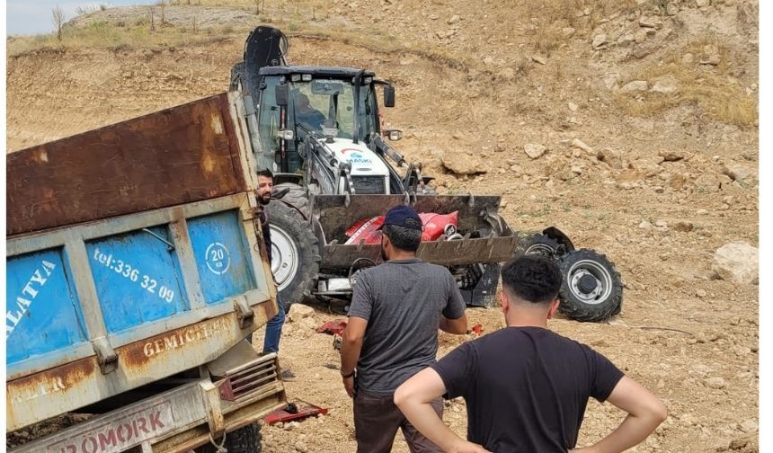 Malatya Havalimanı Yolunda Traktör Devrildi 2 Yaralı! (1)