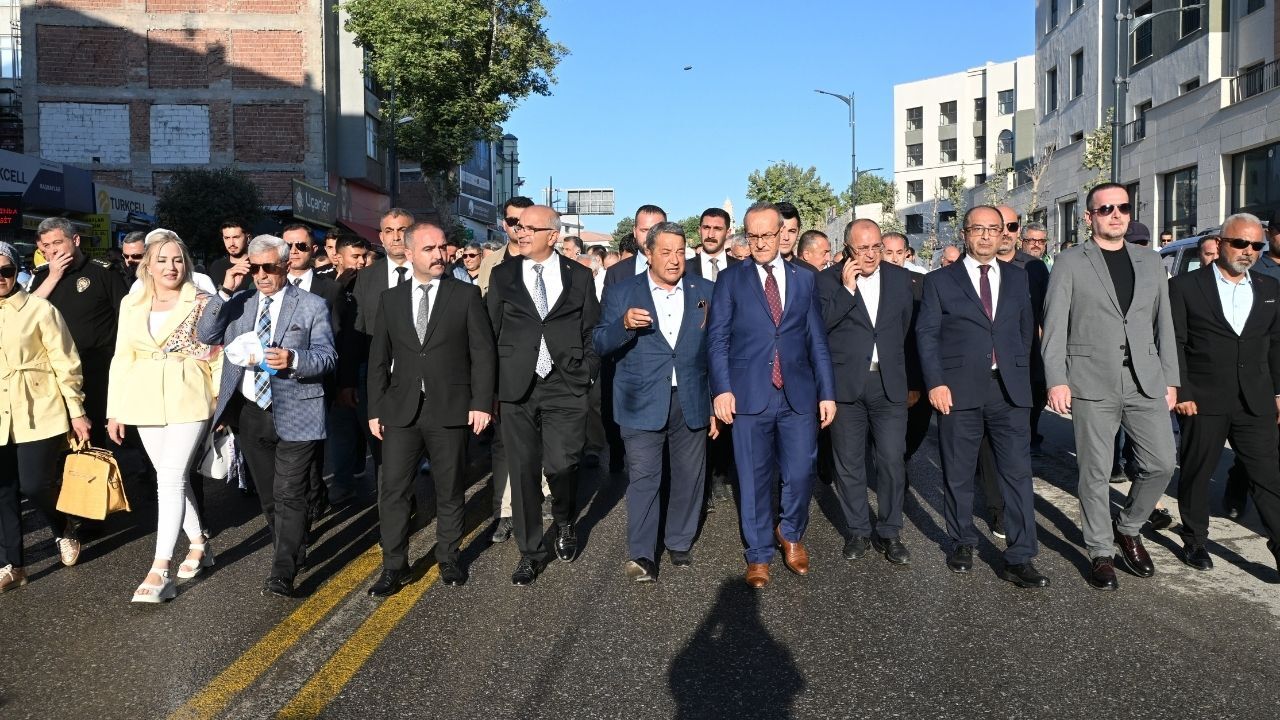 Malatya Kayısı Festivali’nde Hayal Kırıklığı Kortej Yürüyüşü Mış Gibi Yapıldı! (2)