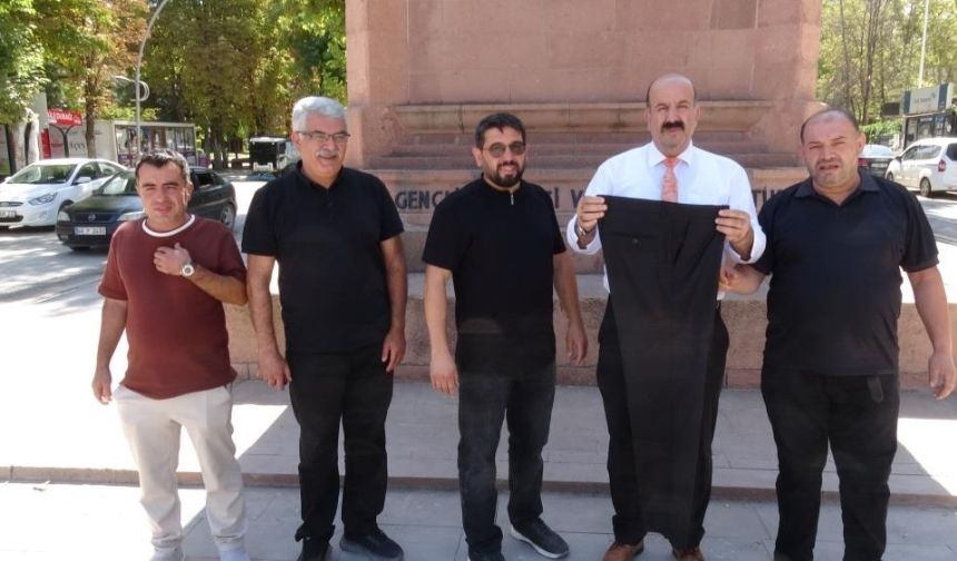 Malatya kent merkezinde sıra dışı eylem: 1947 yapımı anıta pantolon giydirmek istediler