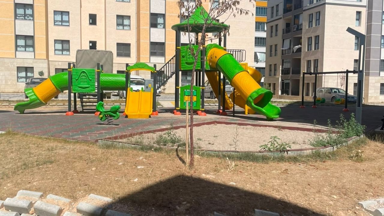 Malatya Rezerv Alan Toki̇ Konutlarında Altyapı Skandalı Yeşil Alan Diye Teslim Edildi, Çöl Oldu! (1)