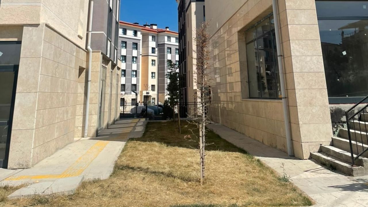 Malatya Rezerv Alan Toki̇ Konutlarında Altyapı Skandalı Yeşil Alan Diye Teslim Edildi, Çöl Oldu! (4)