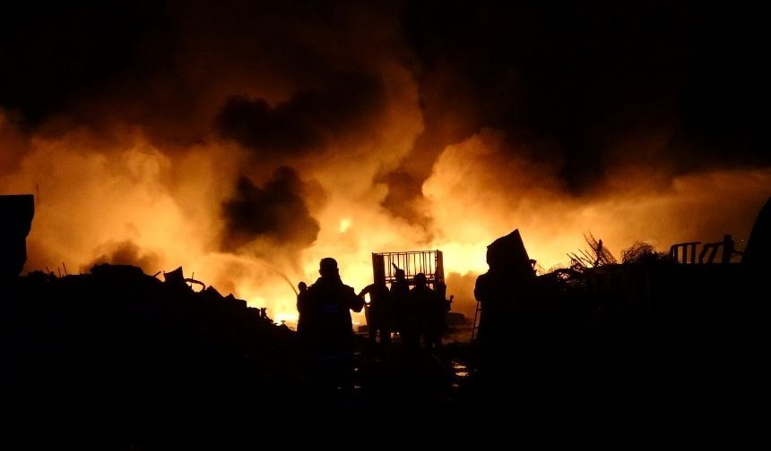 Malatya Yanıyor! Hurdacılar Sitesi'nde Korkutan Yangın (1)
