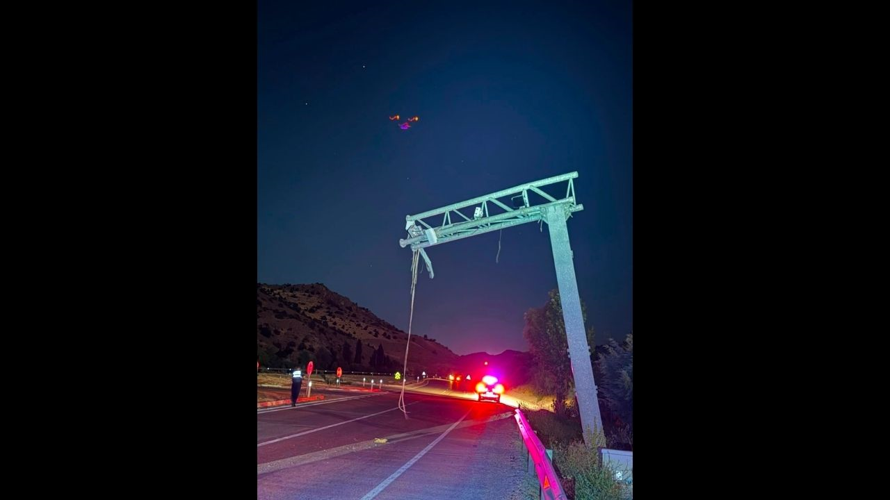 Malatya Yolunda Mobese Direği Devrildi, Yol Trafiğe Kapandı (1) Malatyahaber