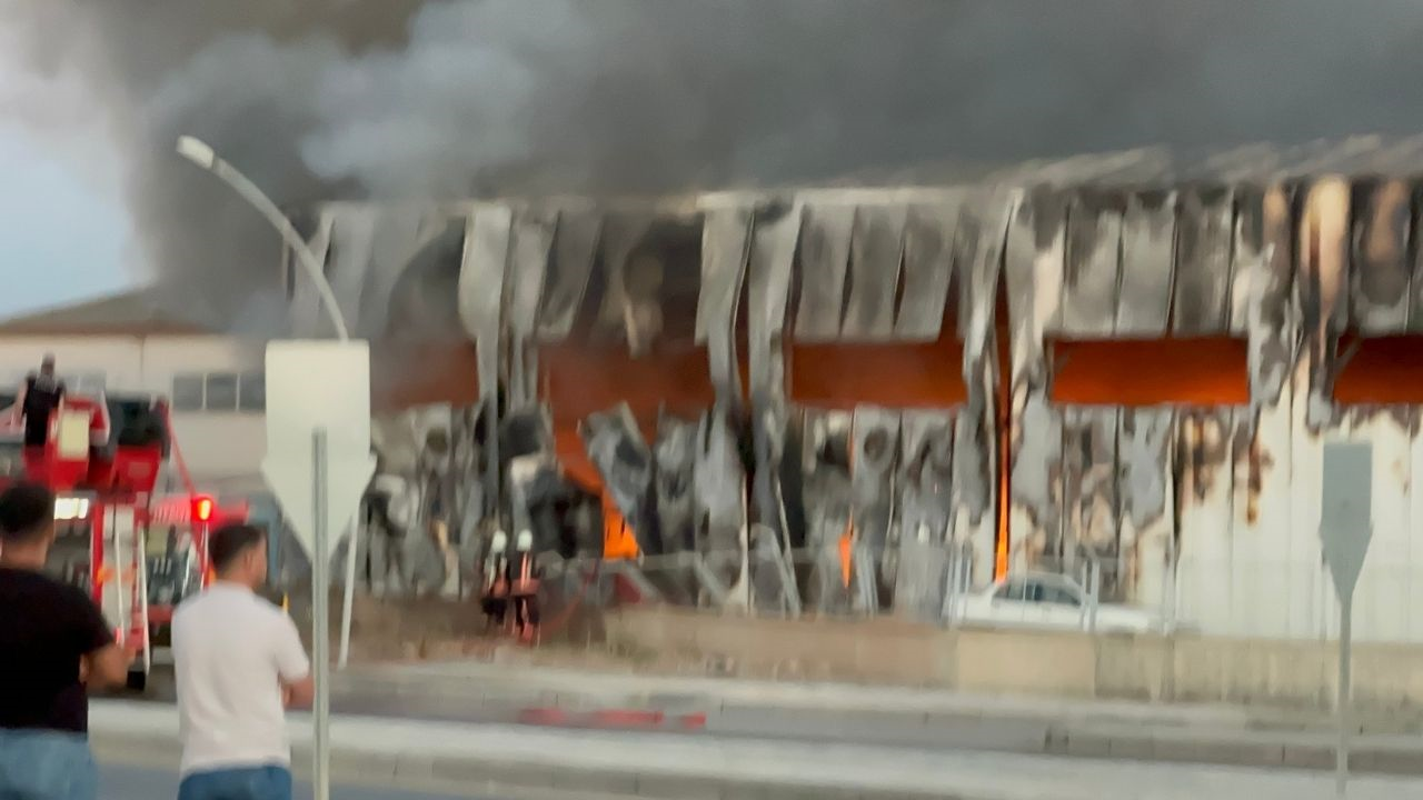 Malatya’da Motaş Atölyesi Alev Alev Yandı 3 Otobüs Kül Oldu, Şehir Siyaha Büründü! (2) Malatyahaber