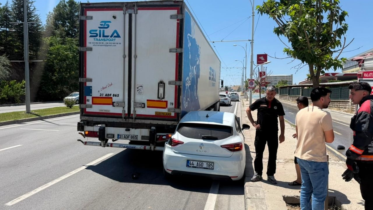 Malatya’da Tir’ın Altına Giren Otomobilden Sağ Çıktılar! (1) Malatyahaber