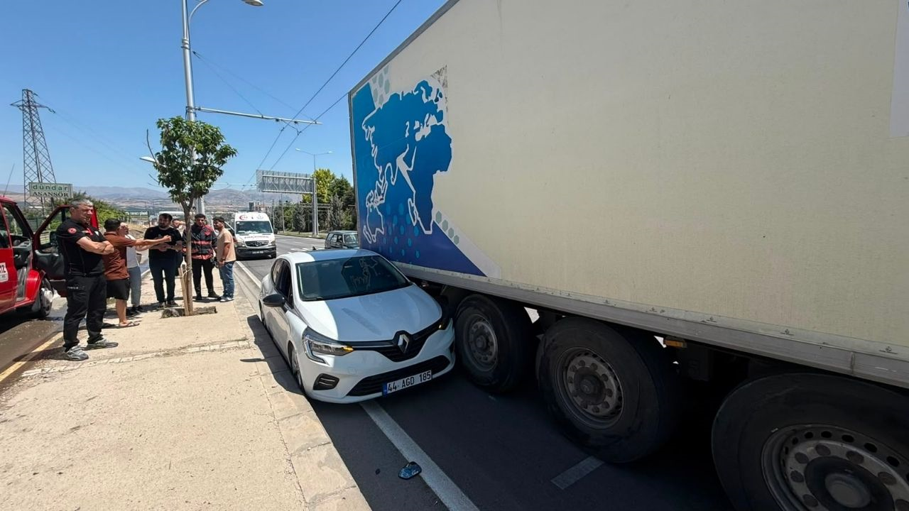 Malatya’da Tir’ın Altına Giren Otomobilden Sağ Çıktılar! (2) Malatyahaber