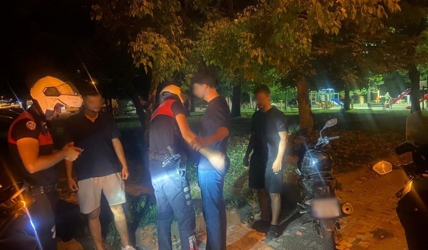Malatya'da Vatandaşların Huzur Ve Emniyetini Sağlamak Amacıyla Park, Bahçe Ve Umuma Açık Alanlarda Geniş Kapsamlı Asayiş Uygulaması Gerçekleştirildi (1)