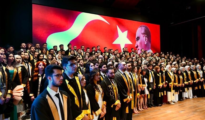 Malatya’da Zorlu Maraton Bitti! İnönü Üniversitesi Tıp Fakültesi 2026 Mezunlarını Verdi (3)