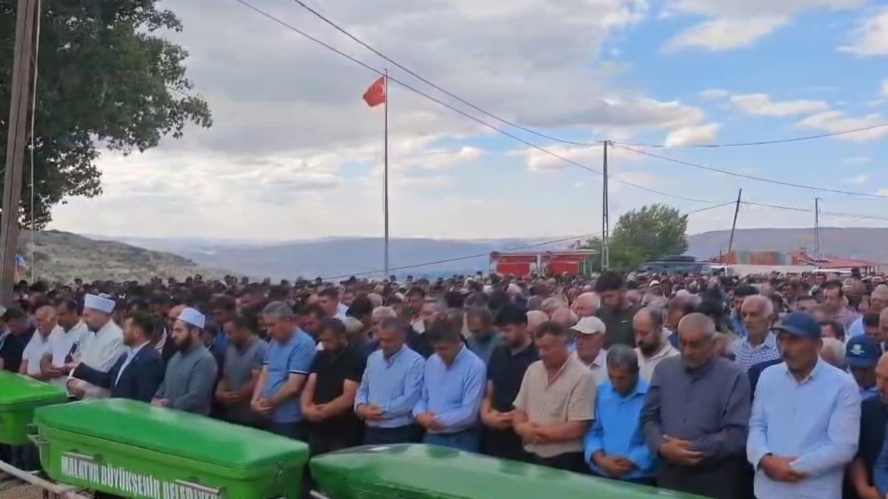 Malatya’yı Yasa Boğan Kaza Aynı Aileden 3 Kişi Yan Yana Toprağa Verildi! (4) Malatyahaber