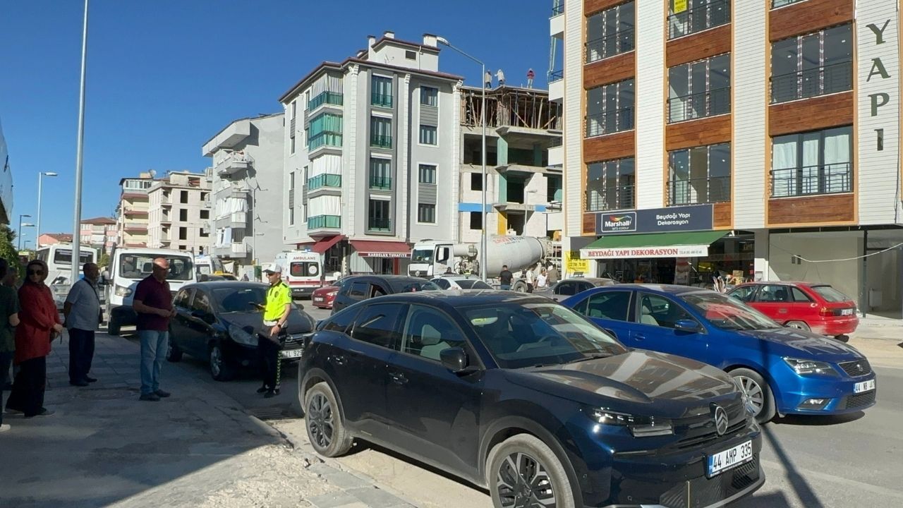 Özalper Mahallesi’nde 3 Araç Birbirine Girdi 7 Yolcu Hastanelik Oldu (3)
