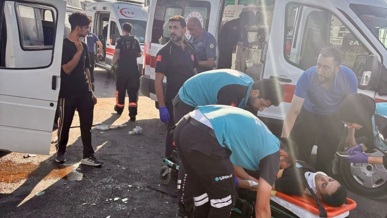 Yakınca'da Minibüs Ve Kamyonet Çarpıştı 6 Yaralı! (1) Malatyahaber