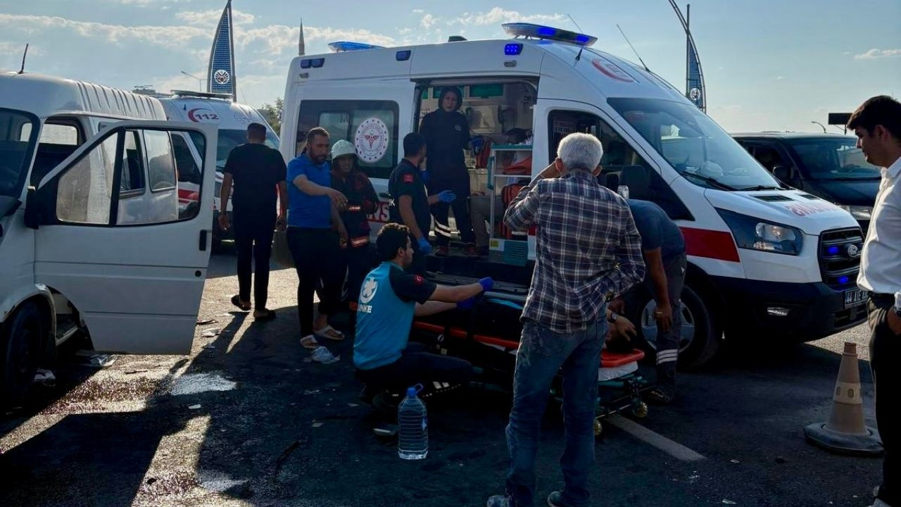 Yakınca'da Minibüs Ve Kamyonet Çarpıştı 6 Yaralı! (2) Malatyahaber