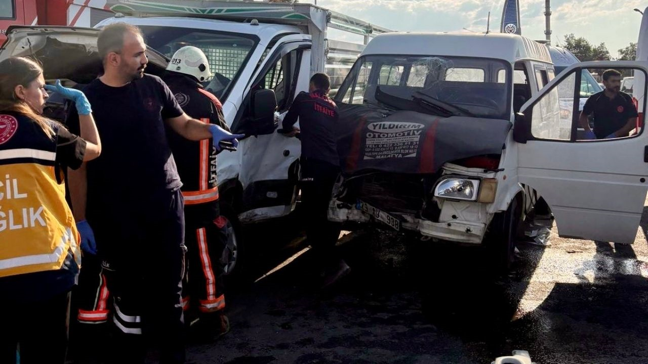 Yakınca'da Minibüs Ve Kamyonet Çarpıştı 6 Yaralı! (3) Malatyahaber