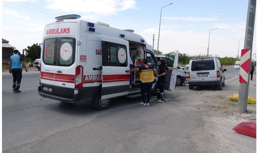 Yeşilyurt Dilek Yolunda Korkutan Kaza 2 Hafif Ticari Araç Çarpıştı, 8 Yaralı (1)