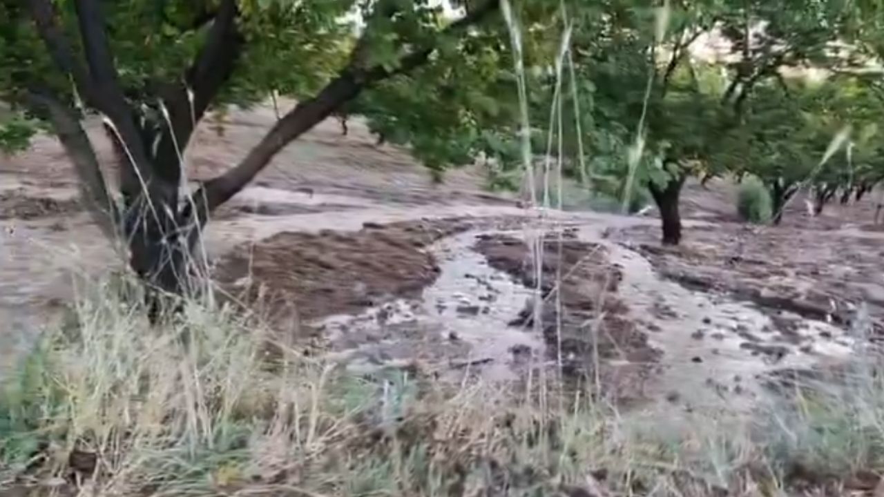 Yeşilyurt'ta Dsi̇ Sulama Hattı Patladı Cumhuriyet Örnek Köyü'nde Arazileri Sular Altında! (4)
