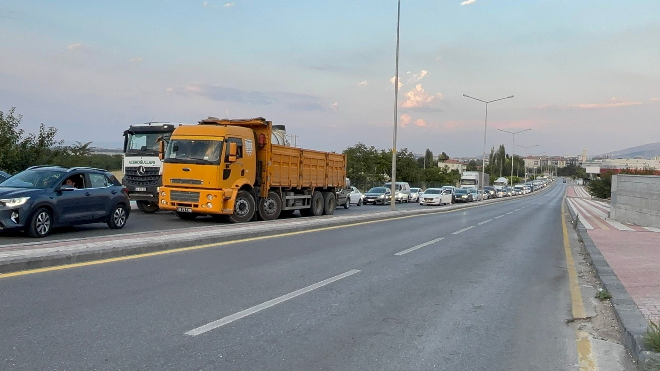 Anayurt Bulvarı’nda 4 Araç Birbirine Girdi Ankara Yönünde Trafik Felç Oldu! (2) Malatyahaber