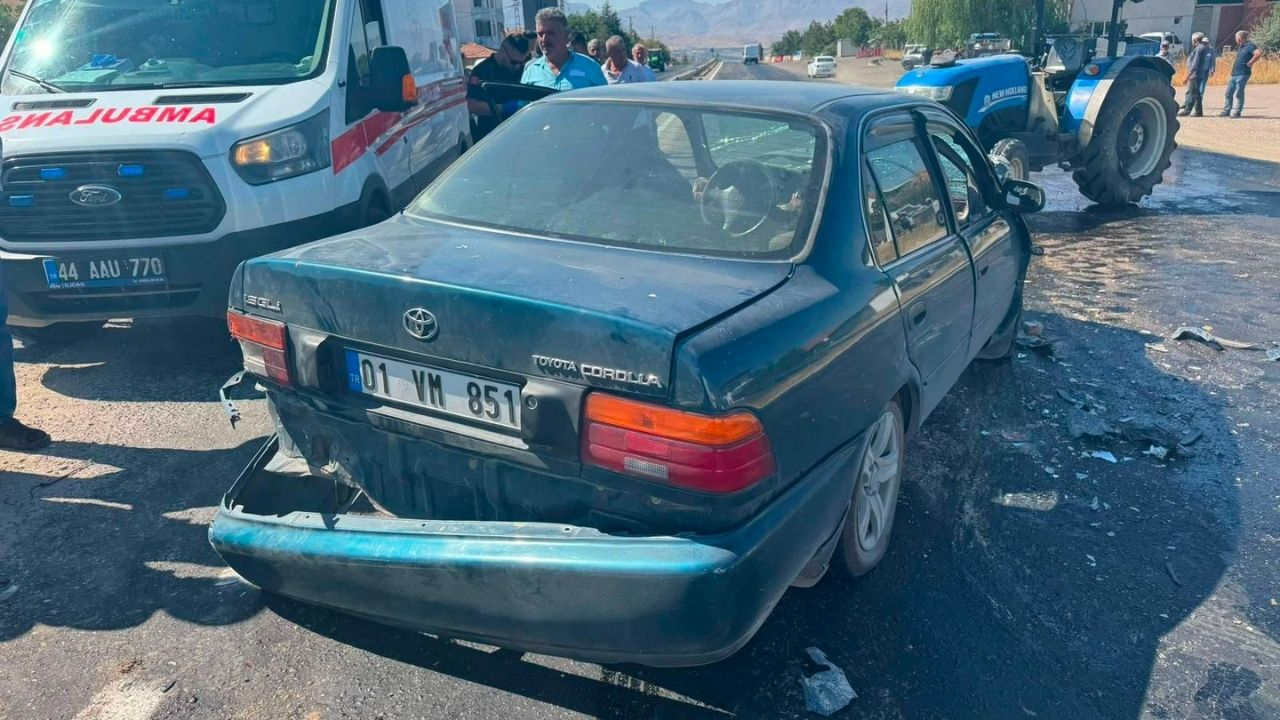 Doğanşehir’de Otomobil Ile Traktör Çarpıştı! 3 Yaralı (1) Malatyahaber