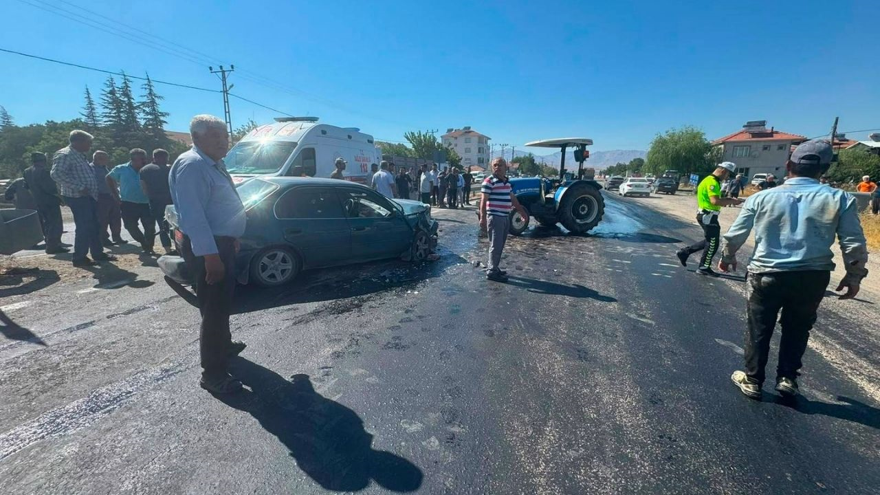 Doğanşehir’de Otomobil Ile Traktör Çarpıştı! 3 Yaralı (3) Malatyahaber