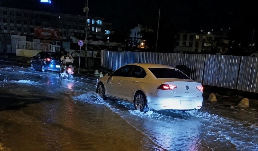 Malatya Sarıcıoğlu Caddesi’nde Ana Boru Patladı Cadde Göle Döndü, Sürücüler Ve Yayalar Zorda Kaldı (2)