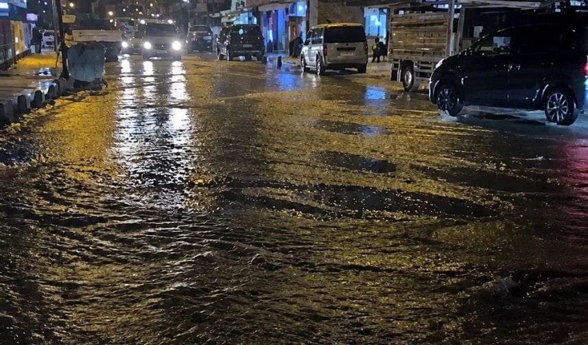 Malatya Sarıcıoğlu Caddesi’nde Ana Boru Patladı Cadde Göle Döndü, Sürücüler Ve Yayalar Zorda Kaldı (3)